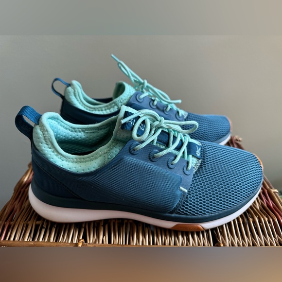 KURU Shoes - KURU Size 8 Teal Atom Sneakers ( Rt shoe fits like 8.5)